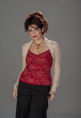 Güzel esmer Model teşkil etmektedir Studio ortamı