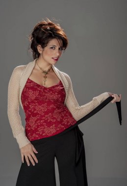 Güzel esmer Model teşkil etmektedir Studio ortamı