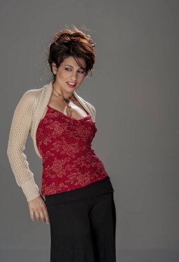 Güzel esmer Model teşkil etmektedir Studio ortamı