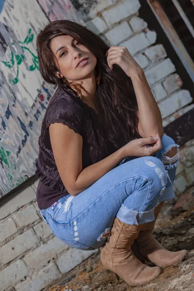 Mooie Brunette Model poseren Outdoors — Stockfoto