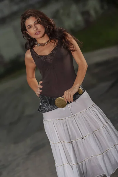 Linda morena modelo posando ao ar livre — Fotografia de Stock