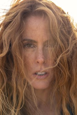 Seksi Redhead Model Arka Planda Rüzgar Türbinleri ile Açık Poz