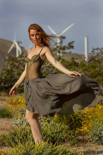 Sexy Redhead Model posant en plein air avec des éoliennes en arrière-plan — Photo