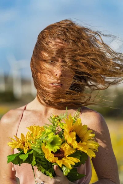 Sexy Redhead model poseren buitenshuis met wind turbines op de achtergrond — Stockfoto