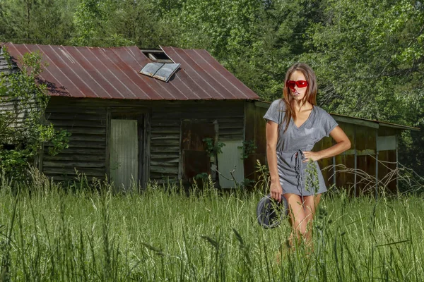 Linda morena modelo posando ao ar livre em um ambiente rural — Fotografia de Stock