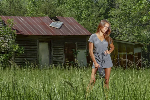 Linda morena modelo posando ao ar livre em um ambiente rural — Fotografia de Stock