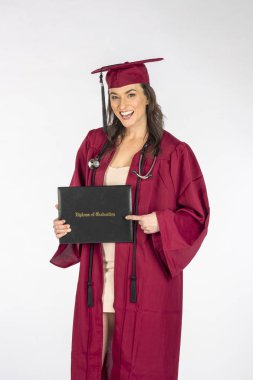 Beyaz bir arka plan karşı mezuniyet sonrası bir diploma ile poz güzel esmer model