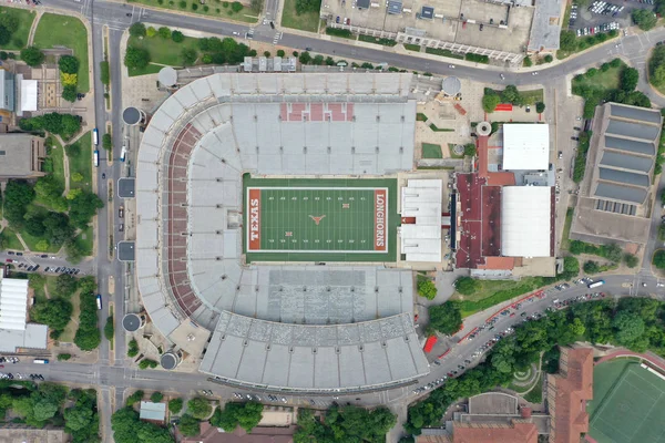 Luchtfoto's van het Darrell K Royal-Texas Memorial Stadium op de CA — Stockfoto