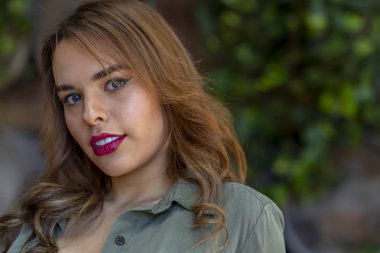 Güzel İspanyol ve Latin esmer manken açık havada Meksikalı bir çiftlikte teşkil etmektedir.