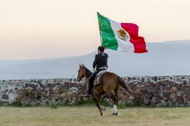 A Very Handsome Mexican Charro Meksika Bayrağı Tutarken Meksika Kırsal Bir Hacienda Önünde Pozlar