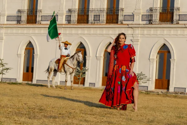 Un bel modello di bruna ispanica si posa all'aperto su un ranch messicano — Foto Stock