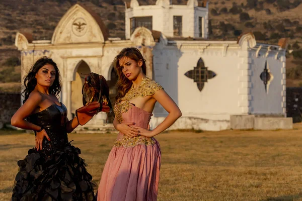 İki Lovely İspanyol Esmer Modeller Pose Outdoors Bir Meksika Ranch on — Stok fotoğraf
