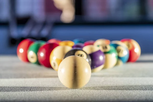 Bilardo Topları Bir Oyun Için Hazır Bir Raflı Üçgen Bilardo Oyunları — Stok fotoğraf