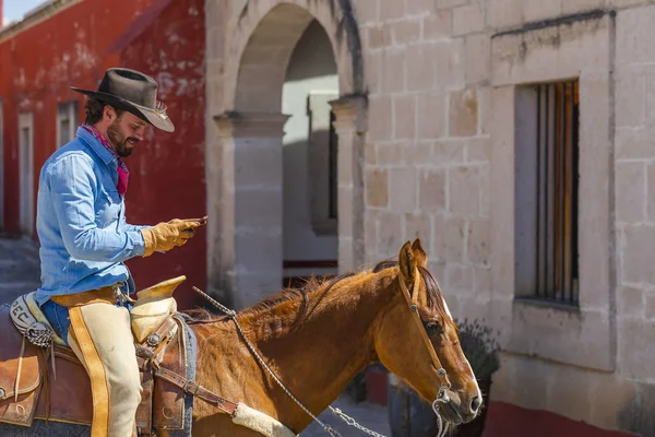 Un très beau mexicain Charro pose devant une hacienda dans la campagne mexicaine — Photo