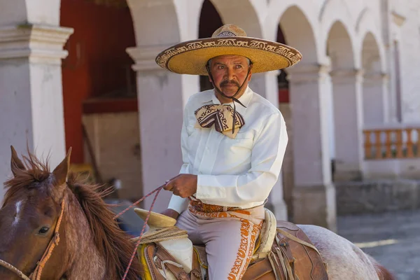 Un très beau mexicain Charro pose devant une hacienda dans la campagne mexicaine — Photo
