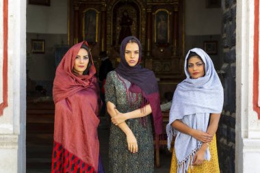 Üç Güzel İspanyol Esmer Modelleri Bir Katolik Kilisesi poz