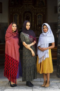 Üç Güzel İspanyol Esmer Modelleri Bir Katolik Kilisesi poz