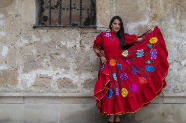 Güzel İspanyol ve Latin esmer manken açık havada bir Meksikalı Ran üzerinde teşkil etmektedir.