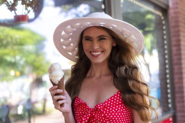 Lovely Esmer Model Bir Dondurma Mağaza Dışında Dondurma Yiyor