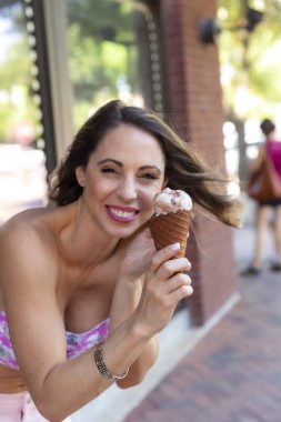 Lovely Esmer Model Bir Dondurma Mağaza Dışında Dondurma Yiyor