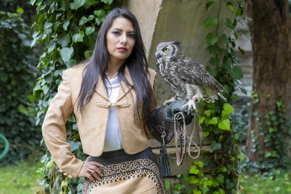 A Lovely Hispanic Esmer Model Bir Ev Env bir baykuş ile Pozlar — Stok fotoğraf