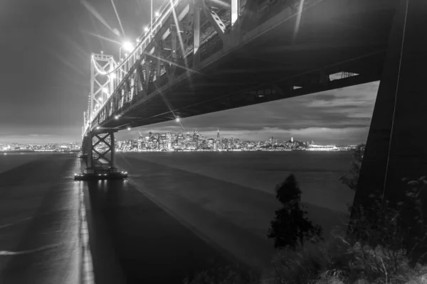 Puente de la Bahía de San Francisco y horizonte al atardecer —  Fotos de Stock
