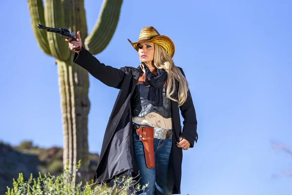 Blonde cowgirl w amerykańskim południowo-zachodnim — Zdjęcie stockowe