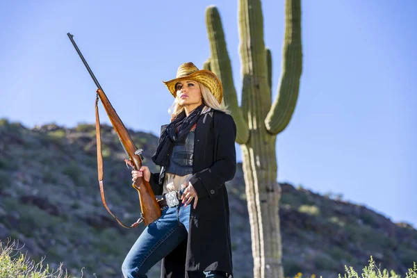 Blonde cowgirl w amerykańskim południowo-zachodnim — Zdjęcie stockowe