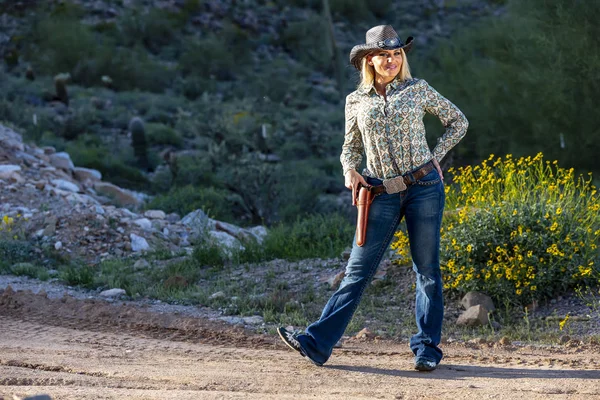 Blonde Cowgirl in het Amerikaanse zuidwesten — Stockfoto