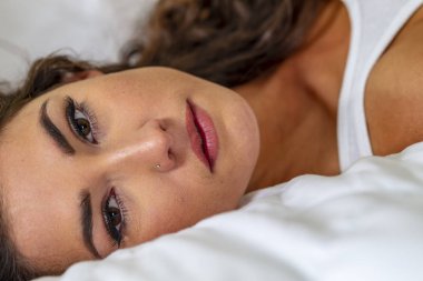 Güzel bir esmer iç çamaşırı modeli bir ev ortamında iç çamaşırı pozlar