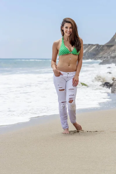 Krásná bruneta model Bikini relaxace na pobřeží na pláži — Stock fotografie