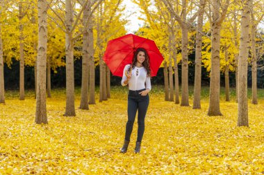 Sonbaharda yapraklar esmer modeli