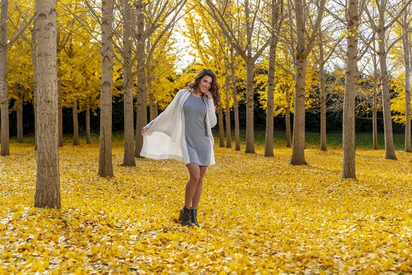 Brunette Model In Fall Foliage — Stock Photo, Image