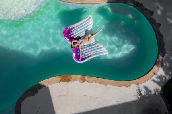 Um modelo de roupa de banho morena adorável goza de suas férias na piscina — Fotografia de Stock
