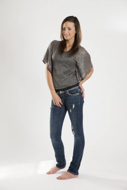 Lovely Uzun Saçlı Esmer Model Bir Stüdyo Ortamında Poz