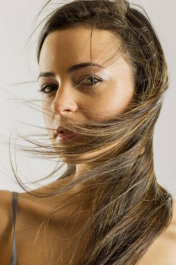 Lovely Uzun Saçlı Esmer Model Bir Stüdyo Ortamında Poz