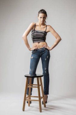 Lovely Uzun Saçlı Esmer Model Bir Stüdyo Ortamında Poz