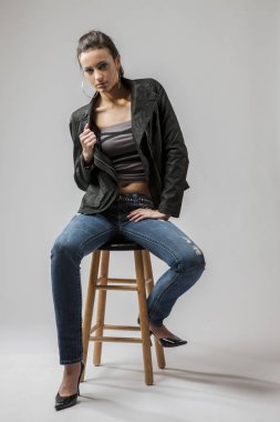 Lovely Uzun Saçlı Esmer Model Bir Stüdyo Ortamında Poz