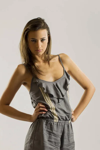 Härlig långhårig brunett modell poserar i en studio miljö — Stockfoto