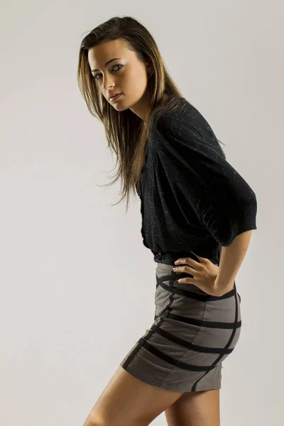 Mooie lange haired brunette model poseren in een studio-omgeving Stockfoto