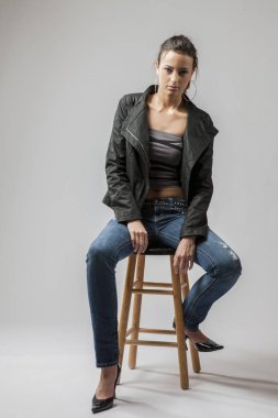 Lovely Uzun Saçlı Esmer Model Bir Stüdyo Ortamında Poz