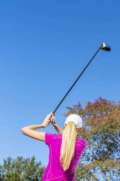 Adorável loira golfinho feminino desfrutando de uma rodada de golfe em um campo de golfe público — Fotografia de Stock