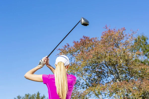 Bella bionda Femmina Golfter godendo di un giro di golf su un campo da golf pubblico — Foto Stock