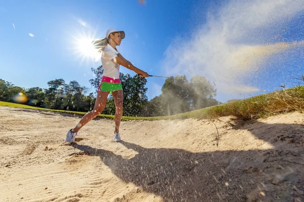 Bella bionda Femmina Golfter godendo di un giro di golf su un campo da golf pubblico — Foto Stock