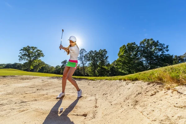 Krásná blondýnka Golfter vychutnávání golfového kola na veřejném golfovém hřišti — Stock fotografie