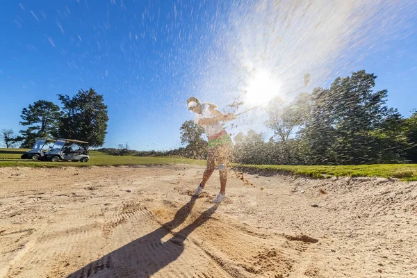 Piękny Blondynka kobieta Golfter ciesząc A okrągły z Golf na A publiczny Golf Course — Zdjęcie stockowe