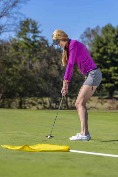 Adorável loira golfinho feminino desfrutando de uma rodada de golfe em um campo de golfe público — Fotografia de Stock