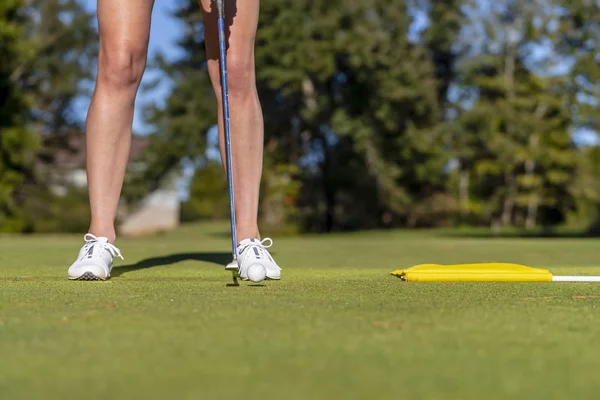 Krásná blondýnka Golfter vychutnávání golfového kola na veřejném golfovém hřišti — Stock fotografie