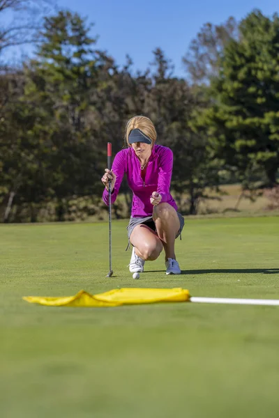 Bella bionda Femmina Golfter godendo di un giro di golf su un campo da golf pubblico — Foto Stock
