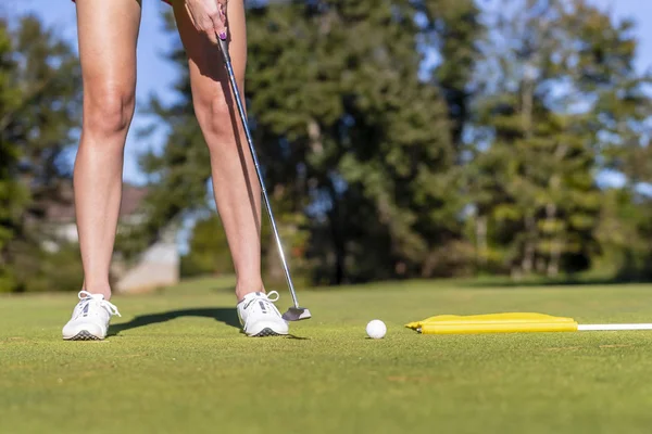 Adorável loira golfinho feminino desfrutando de uma rodada de golfe em um campo de golfe público — Fotografia de Stock